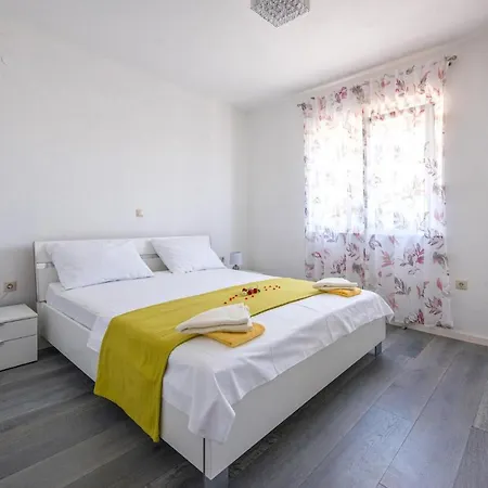 別荘 In Kastel Sucurac With House Sea View Kaštela