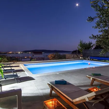 別荘 In Kastel Sucurac With House Sea View
